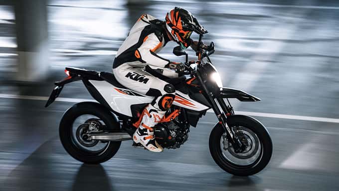 Zwei Fahrmodi (Street und Sport), Kurven-ABS, die schräglagenabhängig regelnde Motorrad-Traktionskontrolle (MTC), die Motorschleppmoment-Regelung (MSR) und der Quickshifter+ sind an Bord der neuen 690 SMC R.
