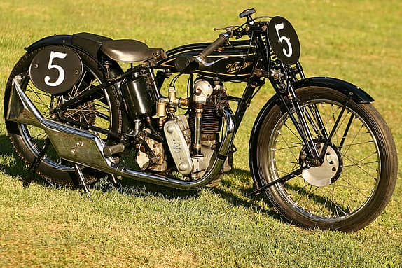 Mit obenliegender Nockenwelle und Viergang-Fußschaltung bot der Velocette-Renner anfangs der 1930er technische Highlights.