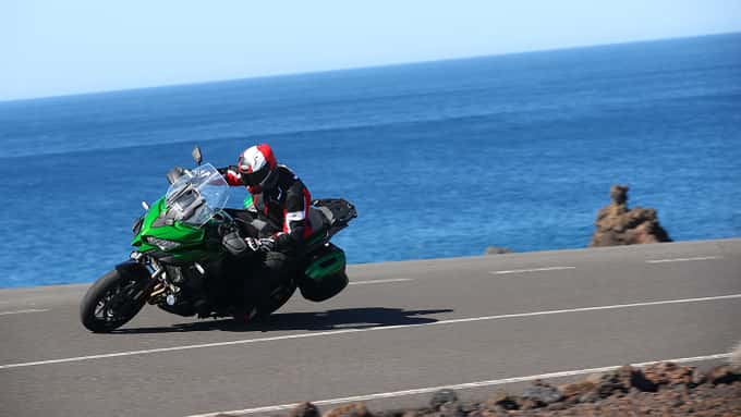 Kollege Jens Möller Töller aka MöTö ist die neue Kawasaki Versys 1000 SE gefahren. In Deutschland kommt auch nur diese Tourer-Variante auf den Markt.