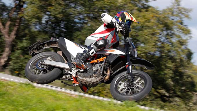 Auf der EICMA 2018 hatte KTM die neue 690 SMC-R vorgestellt, wir konnten sie jetzt in Portugal fahren.