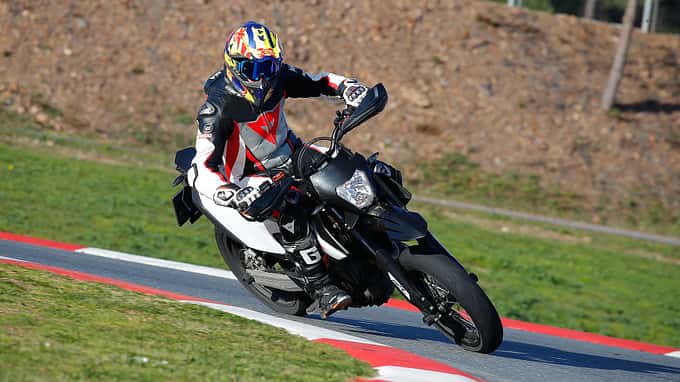 Das Fahrverhalten ist neutral, überhandlich oder gar kippelig ist sie nie. Das überarbeitete Fahrwerk spricht gut an. Der neue Bridgestone S21-Reifen harmoniert prächtig mit der KTM. 