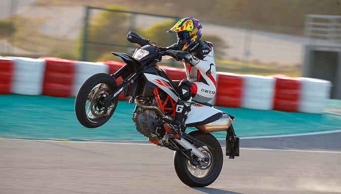 Die einstellbare Traktionskontrolle bleibt im Street Mode auf der sicheren Seite, im Sport Modus lässt sie die Zügel länger und erlaubt sahnige Beschleunigungswheelies.