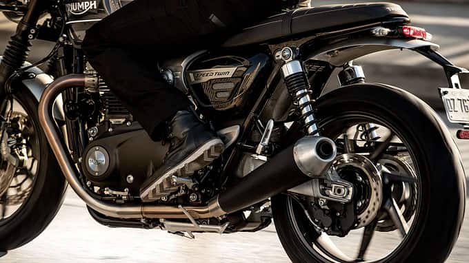 Die neu gestalteten Doppelschalldämpfer der Speed Twin sollen mit seidenmatt-schwarzem Finish sowie Endkappen aus Edelstahl einen satten Zweizylinder-Sound liefern.