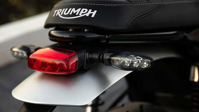 Serienrückleuchte und Blinker mit LED-Technik.