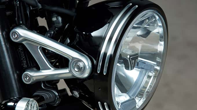 Klassischer Rundscheinwerfer mit LED-Tagfahrlicht.