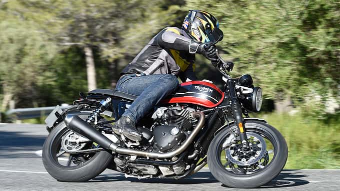 Nach dem ersten Fahrtag wurde klar, dass sich die neue Speed Twin für all diejenigen eignen dürfte, die ein deutliches Mehr an Fahrdynamik als mit einer Bonneville erleben wollen.