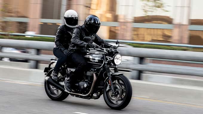 Beim Räderwerk setzt die Speed Twin auf 17 Zoll große Gussfelgen im Sieben-Speichen-Design.