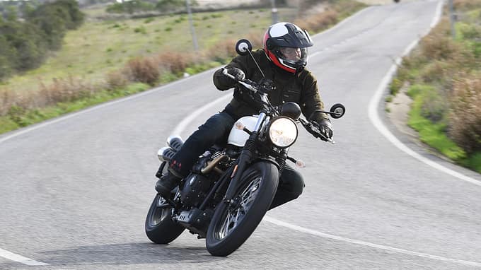 Triumph hat seine 900er-Zweizylinder Street Scrambler für 2019 deutlich überarbeitet: stärkerer Motor, bessere Gabel, kräftigere Bremse, aufgewertete Ausstattung. 