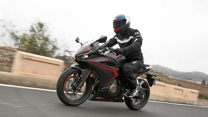 Der Motor der CBR 500 R läuft gefühlt etwas vibrationsärmer als der Antrieb der CB 500 F.