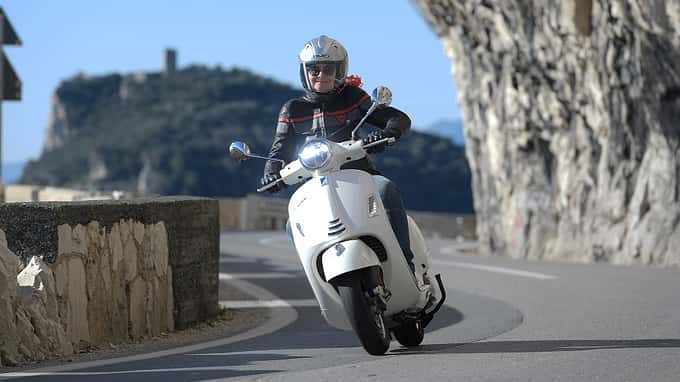 <p>Die Preise für die damals neue Vespa begannen 2019 bei 6.290 Euro.</p>