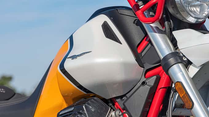 Moto Guzzi V85 TT (2022) Vergleichstest