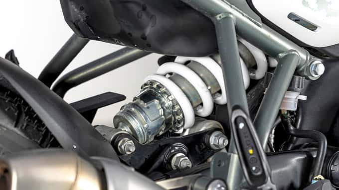 <p>Um bei der Royal Enfield Himalayan 450 die Vorspannung hinten anzupassen, braucht es Werkzeug.<br></p>