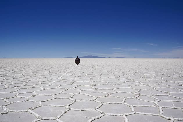 Salar de Uyuni, Bolivien, Salzsee, Motorradreise, Salzkruste, Abenteuerreise, Landschaftsfotografie, Südamerika, Wüste La devise du tour du monde : « Tant que je me dirige vers l'est jusqu'à ce que je sorte à l'ouest. » Ainsi, en juillet 2015, Tobias a entrepart un voyage de plus de 50 000 kilomètres à travers 16 pays. Il a vécu des choses passionnantes, bizarres, réconfortantes et dangereuses