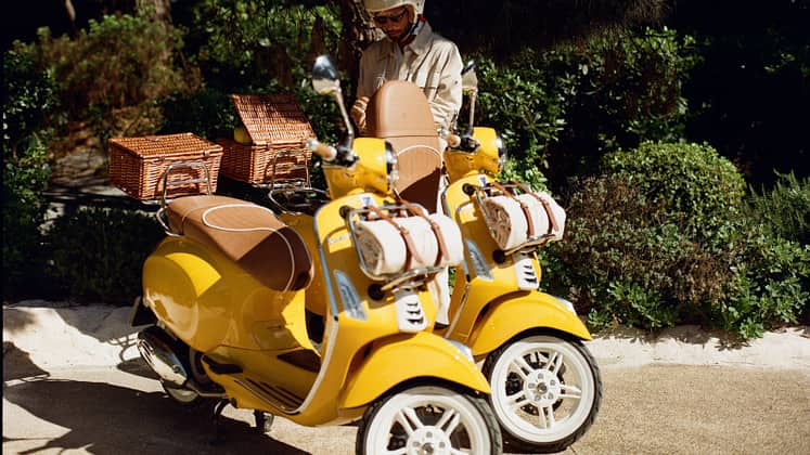 Vespa x Gigi 2026 La Vespa x Gigi est basée sur la Primavera 125 et est un modèle spécial limité en jaune soleil