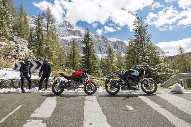 Ducati Monster+, Triumph Trident 800, Alpen Masters 2026, Mid-Naked Bikes, Alpen, Moto Test, Naked Bike Qui fait mieux les virages – le monstre de Ducati avec V2 ou le trident de Triumph avec triple en ligne ?