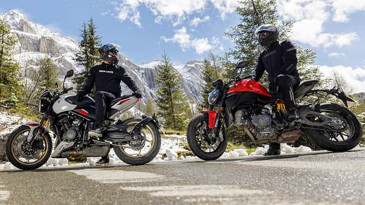 Ducati Monster+, Triumph Trident 800, Alpen Masters 2026, Mid-Naked Bikes, Alpen, Moto Test, Naked Bike Deux pilotes d'essai avec la catégorie Mid Naked