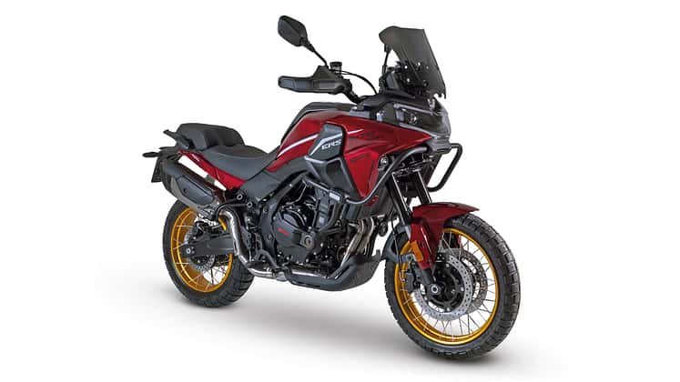 Nouveauté en 2026 dans la vaste gamme du constructeur de motos italien SWM : la moto de tourisme d’aventure Versante 550