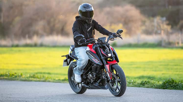 NKD est ici l'abréviation de Naked, car la Rieju NKD 125, récemment lancée à l'été 2026, est une moto naked de forme moderne, c'est-à-dire angulaire