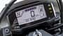 Digitales Cockpit der Suzuki DR-Z4SM mit Tacho, Ganganzeige, Kilometerzähler und Kontrollleuchten.