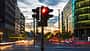 Rote Ampel in der Rush Hour am Potsdamer Platz in Berlin 