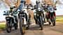 CFMOTO 800MT-X, KOVE 800X-Pro, KTM 790 ADVENTURE, VOGE DS800X RALLY, Mid-Reiseenduro, Motorradvergleich, Straßentest, Adventure-Bike, Reiseenduro, Allee Vier Mid-Reiseenduros der Modelle CFMOTO 800MT-X, KOVE 800X-Pro, KTM 790 ADVENTURE und VOGE DS800X RALLY fahren nebeneinander auf einer Allee.