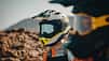 NEXX X.RALLY Offroad-Helm in Weiß mit Offroad-Brille, Nahaufnahme im Outdoor-Gelände.