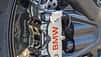 BMW R 1300, Naked Bike, Motorrad, Bremssattel, Brembo, Vorderradbremse, Vergleichstest, Fahrwerk, Scheibenbremse, Motorradtechnik Detailaufnahme der Vorderradbremse einer BMW R 1300, erkennbar am Bremssattel mit BMW-Schriftzug und Brembo-Komponenten.