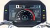 BMW R 1300, Motorrad, TFT-Display, Kombiinstrument, Naked Bike, Vergleichstest, DTC, Fahrmodus Dynamic Pro, Drehzahlmesser, Motorradtechnik Das Bild zeigt das digitale TFT-Kombiinstrument einer BMW R 1300, fotografiert aus Fahrerperspektive. Das Display stellt Drehzahlmesser, Geschwindigkeit, DTC-Status, Fahrmodus und weitere Fahrzeuginformationen dar. Die Anzeige ist Teil eines Vergleichstests für Naked Bikes.