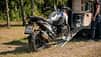Kompanja Eins Moto (2027) Motorrad auf Laderampe am Heck des Kompanja EINS Moto