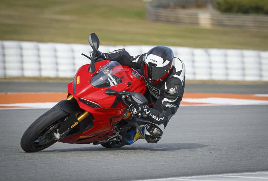 En position inclinée, la Panigale V2 S, légère et agile, atteint sa forme maximale – sa vitesse dans les virages ne doit pas craindre de comparaison