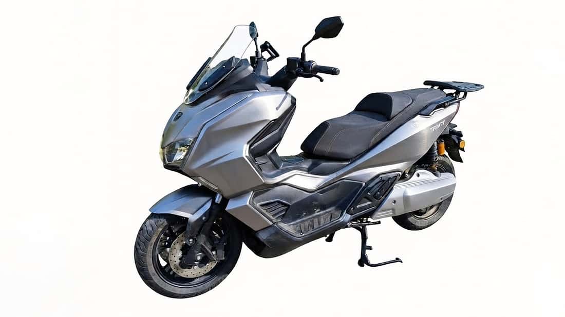 Ce scooter électrique est disponible en 3 couleurs, dont le gris
