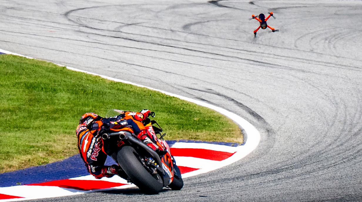 Red Bull-Drohne folgt MotoGP-Bike