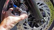 Wie wartet und kontrolliert man die Motorradbremsen?