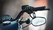 Rückspiegel unterm Lenker am Motorrad Harley-Davidson-Forty-Eigh Detail
