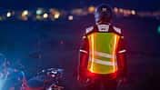 Lichter an Motorradkleidung und Motorradhelmen