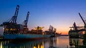 Motorrad Lieferung Container Containerschiff