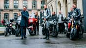 Bundesverkehrsminister Scheuer und Motorradfahrer