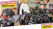 Lederjacken, Werkstatt. Mann lehnt über Motorrad.