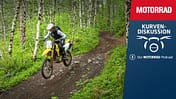 Dirt-Bike Suzuki DR-Z4S bei Trailabfahrt durch Wald. 