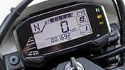 Digitales Cockpit der Suzuki DR-Z4SM mit Tacho, Ganganzeige, Kilometerzähler und Kontrollleuchten.