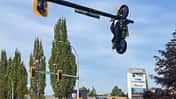 Motorrad hängt nach Unfall an Ampel