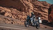 VOGE DS; Motorrad fährt durch Wüste und über Asphalt