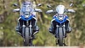 Zwei BMW R1300 GS Motorräder mit Wilbers-Federwerk, frontal nebeneinander aufgestellt, im Freien fotografiert.