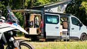 Kompanja EINS Moto auf Basis Renault Trafic mit Motorrad