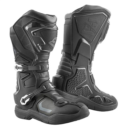 Bogotto RMXA, CFMoto, Enduro-Stiefel, Motocross-Stiefel, Motorradstiefel, Schnallenverschluss, Schienbeinschutz, Knöchelprotektor, Profilsohle, Offroad-Bekleidung Die Studioaufnahme zeigt die CFMoto Bogotto RMXA Enduro-Stiefel in schwarzer Ausführung mit markanten Protektoren. Sichtbar sind der hohe Schaft mit Schienbeinschutz, drei verstellbare Schnallenverschlüsse, verstärkte Fersen- und Knöchelbereiche sowie eine profilierte Laufsohle. Der neutrale weiße Hintergrund stellt die Konstruktion der Offroad-Motorradstiefel klar heraus.
