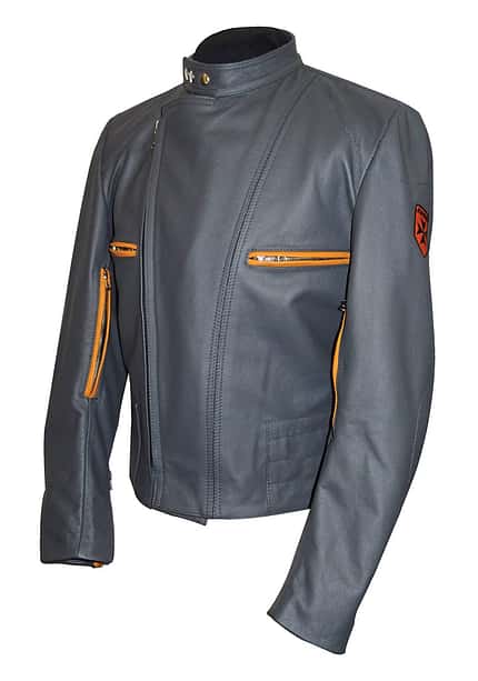 HARRO Rennweste SPORT, HARRO-Motorradjacke, Lederjacke, Kontrastreißverschluss, Stehkragen, Reißverschluss-Tasche, Brusttasche, Motorradbekleidung, Bikerjacke, Produktfoto Die Abbildung zeigt die HARRO Rennweste SPORT in geschlossener Ausführung. Es handelt sich um eine Motorrad-Lederjacke mit Stehkragen, asymmetrischer Frontleiste und mehreren Reißverschlusstaschen mit orangefarbenen Kontrasten sowie einem Ärmel-Patch. Das Produkt ist als freigestelltes Foto vor weißem Hintergrund aufgenommen.