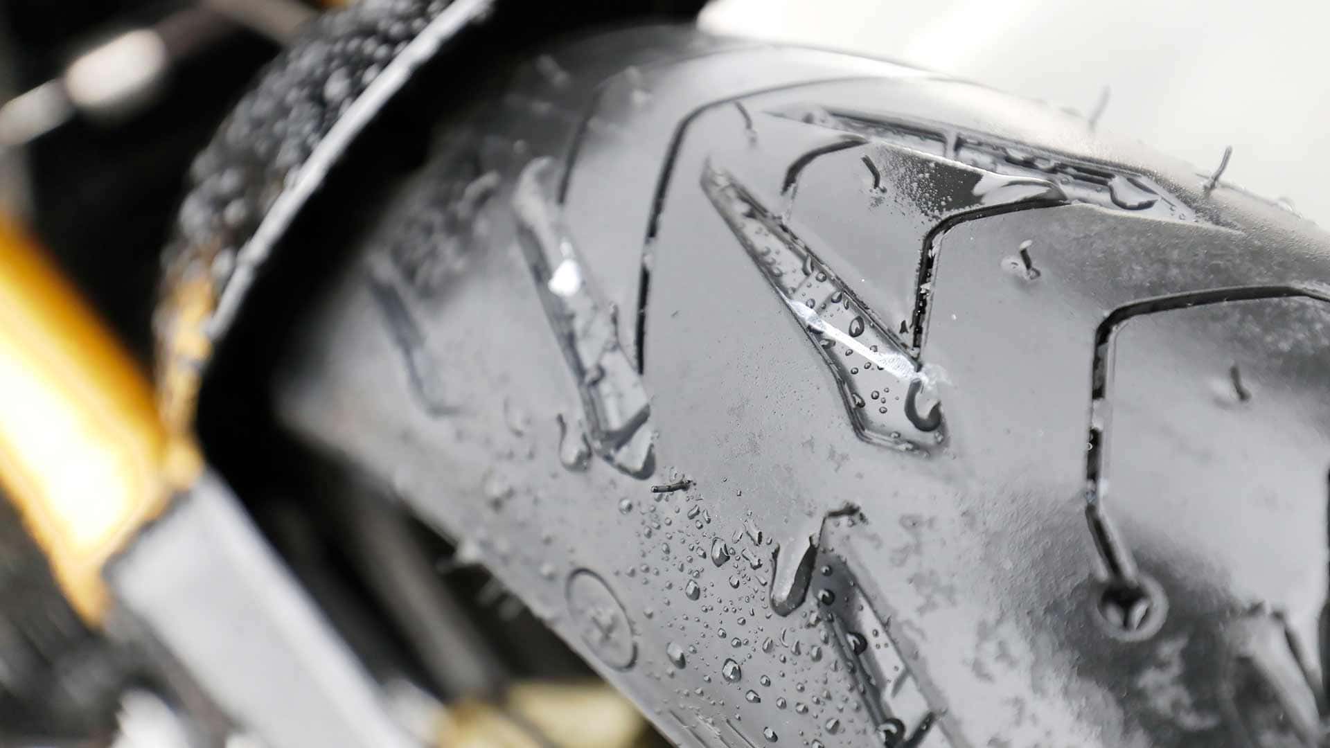 thumbnail image 2 of ROAD 6 - Motorrad Reifen | Offizielle Website Suisse 2 of 12